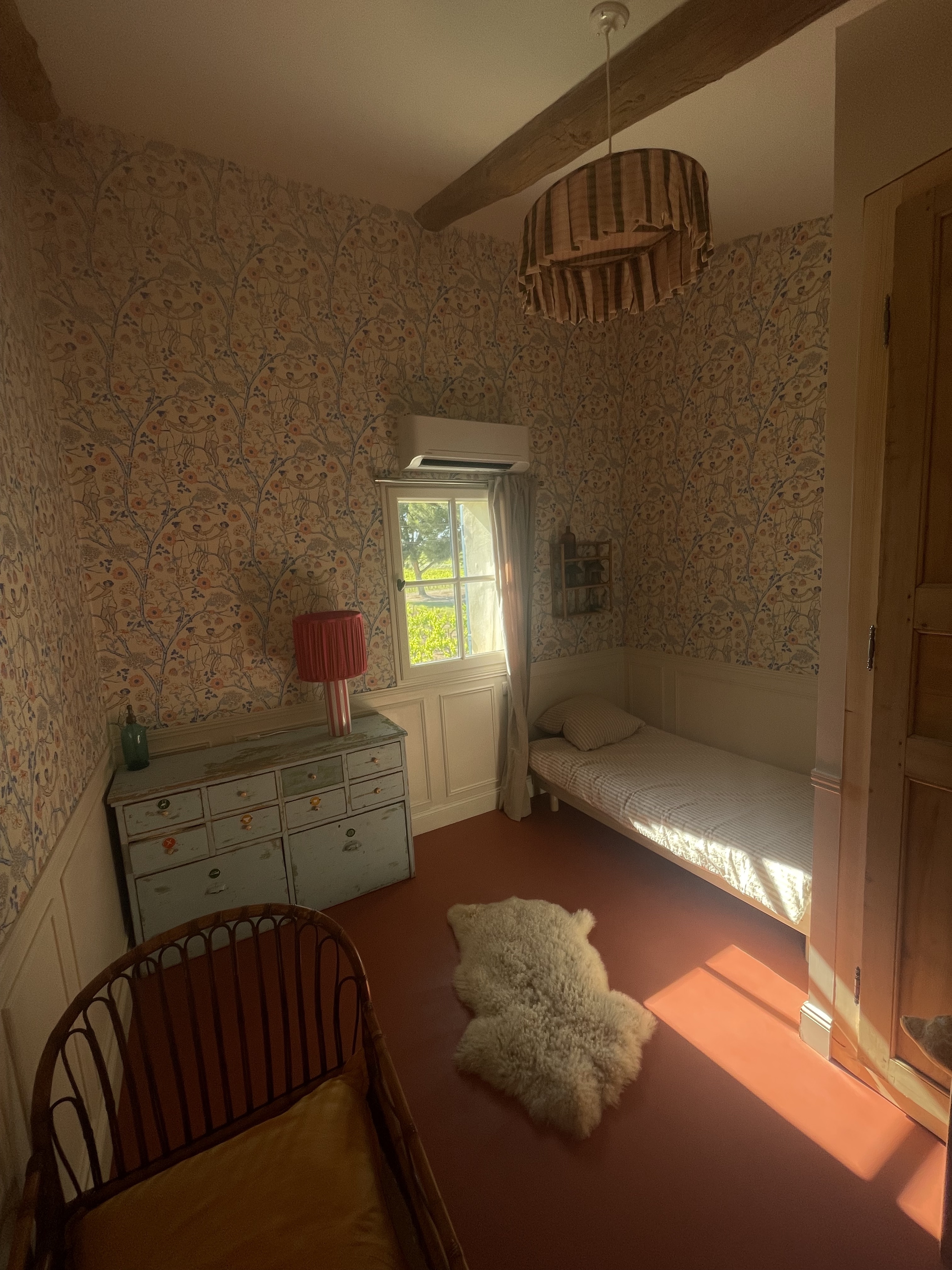 Petite chambre avec lit simple